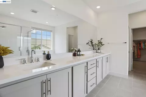 Bath - 5342 Gatlin Dr, Tracy, CA 95377 photo 5 of 7
