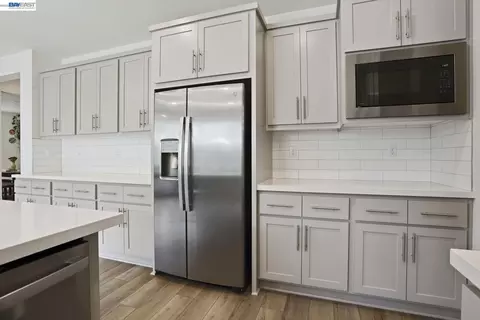 Kitchen - 5342 Gatlin Dr, Tracy, CA 95377 photo 7 of 9