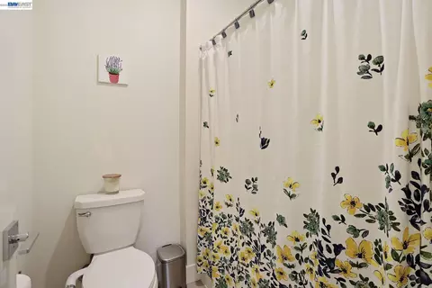 Bath - 5342 Gatlin Dr, Tracy, CA 95377 photo 4 of 7