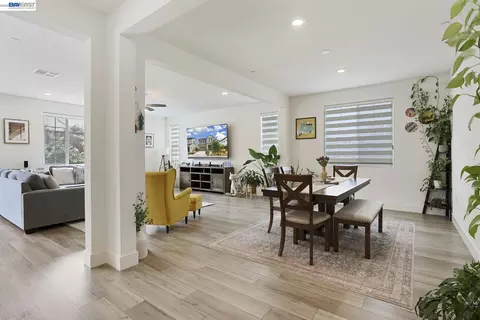Entry Way - 5342 Gatlin Dr, Tracy, CA 95377 photo 3 of 8