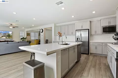 Kitchen - 5342 Gatlin Dr, Tracy, CA 95377 photo 6 of 9