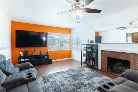 Living - 103 Dieninger St, Vallejo, CA 94589 photo 1 of 2