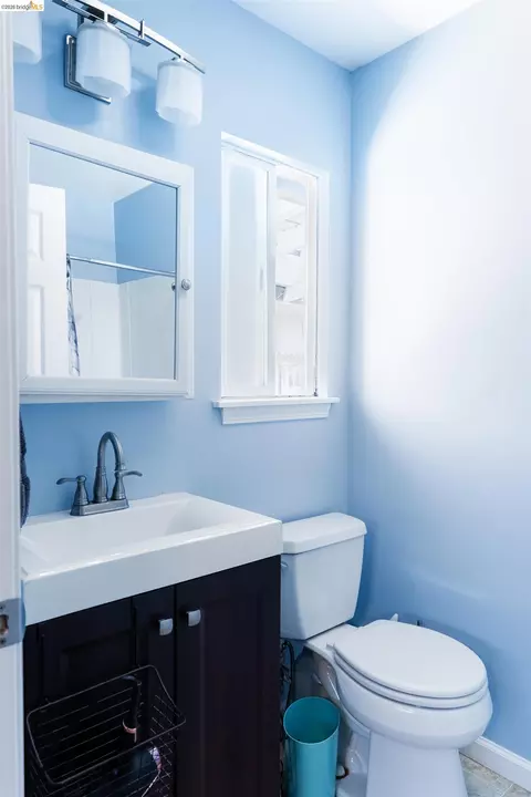 Bath - 103 Dieninger St, Vallejo, CA 94589 photo 4 of 4
