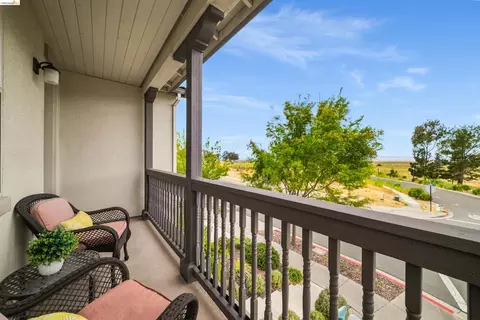 Exterior - 1502 Flagship Dr, Vallejo, CA 94592 photo 4 of 22