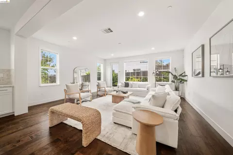 Living - 1502 Flagship Dr, Vallejo, CA 94592 photo 1 of 4