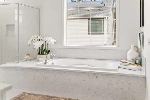 Bath - 1502 Flagship Dr, Vallejo, CA 94592 photo 3 of 7