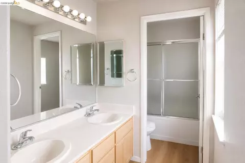 Bath - 256 Napoli Ct, Hercules, CA 94547 photo 2 of 2