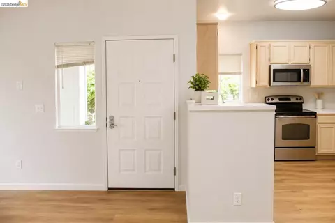 Entry Way - 256 Napoli Ct, Hercules, CA 94547 photo 2 of 2