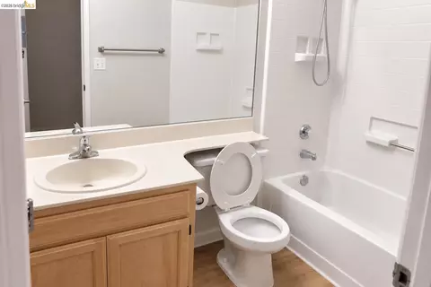 Bath - 256 Napoli Ct, Hercules, CA 94547 photo 1 of 2
