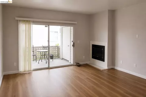 Living - 256 Napoli Ct, Hercules, CA 94547 photo 2 of 2