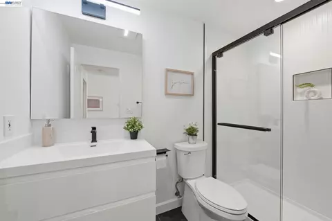 Bath - 22024 E Lyndon Loop, Castro Valley, CA 94552 photo 1 of 5