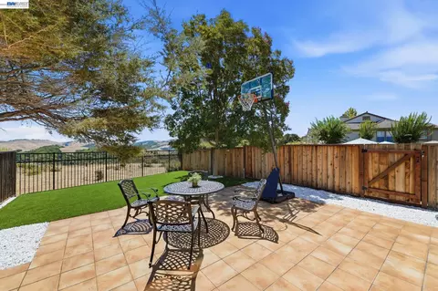 Exterior - 22024 E Lyndon Loop, Castro Valley, CA 94552 photo 7 of 10
