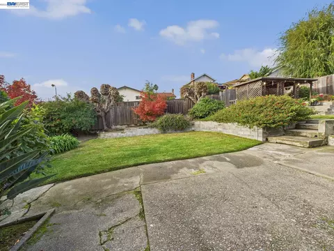 Exterior - 836 Hawthorne Dr, Rodeo, CA 94572 photo 5 of 6