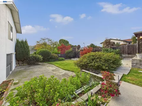 Exterior - 836 Hawthorne Dr, Rodeo, CA 94572 photo 4 of 6