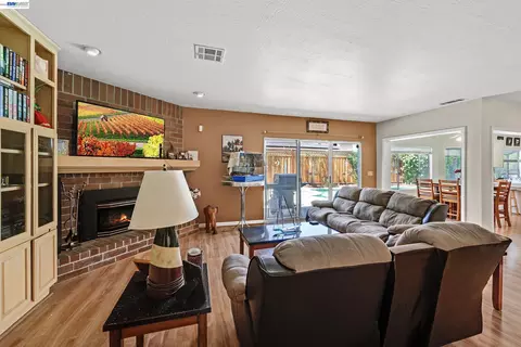 425 Cecelio Way, Tracy, CA 95376 photo 2