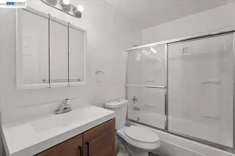 Bath - 25684 Spring Dr, Hayward, CA 94542 photo 4 of 7