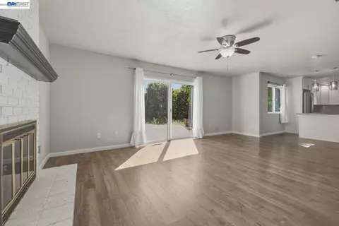 Living - 838 Spindrift Pl, Fairfield, CA 94534 photo 7 of 7