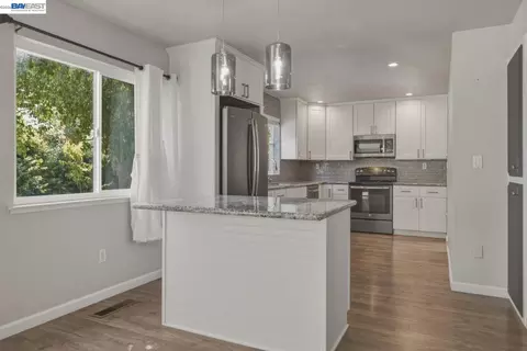Kitchen - 838 Spindrift Pl, Fairfield, CA 94534 photo 2 of 5