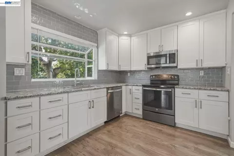 Kitchen - 838 Spindrift Pl, Fairfield, CA 94534 photo 3 of 5