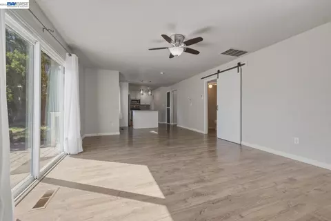Living - 838 Spindrift Pl, Fairfield, CA 94534 photo 6 of 7