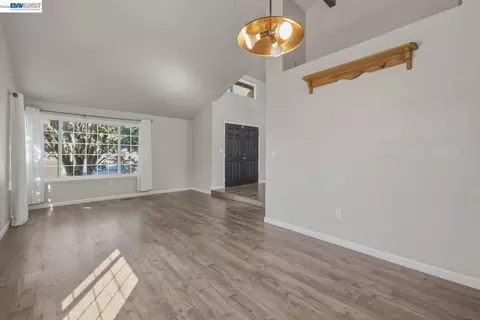 Living - 838 Spindrift Pl, Fairfield, CA 94534 photo 2 of 7