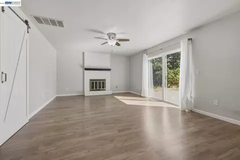 Living - 838 Spindrift Pl, Fairfield, CA 94534 photo 4 of 7