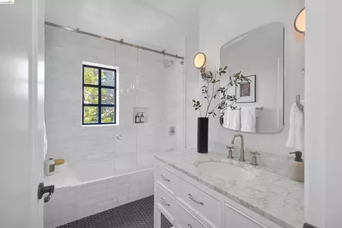 Bath - 6833 Sherwick Dr, Berkeley, CA 94705 photo 2 of 7