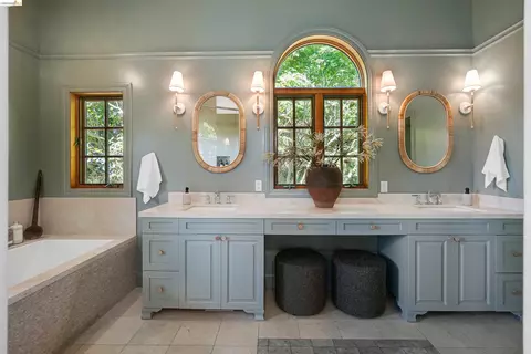 Bath - 6833 Sherwick Dr, Berkeley, CA 94705 photo 3 of 7