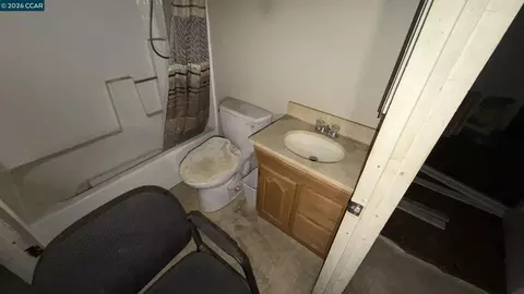 Bath - 1110 Eureka Ln, Concord, CA 94520 photo 3 of 4