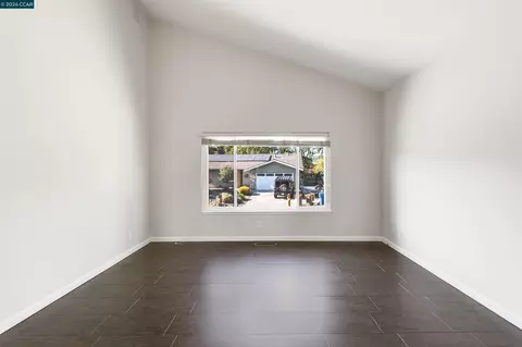 Living - 640 Skyline Dr, Martinez, CA 94553 photo 4 of 10