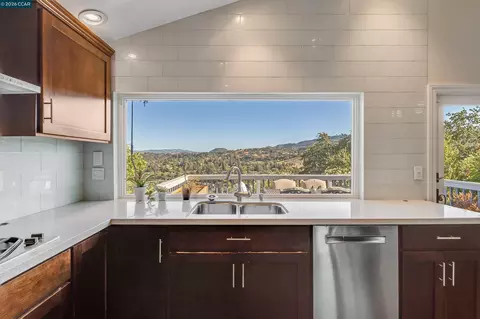 Kitchen - 640 Skyline Dr, Martinez, CA 94553 photo 4 of 7