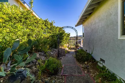 Exterior - 640 Skyline Dr, Martinez, CA 94553 photo 8 of 25