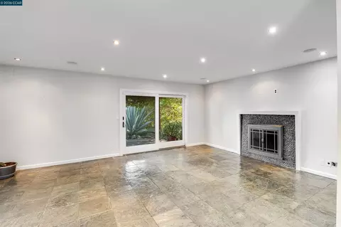 Living - 640 Skyline Dr, Martinez, CA 94553 photo 7 of 10