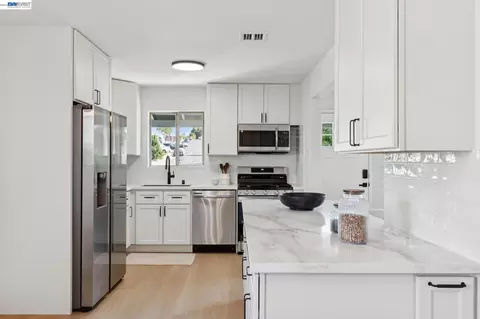 Kitchen - 224 Wilshire Ave, Vallejo, CA 94591 photo 2 of 2