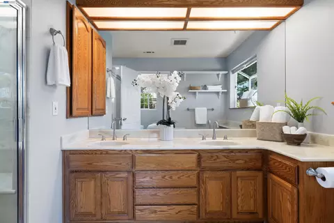 Bath - 5515 Alaska Dr, Concord, CA 94521 photo 2 of 3