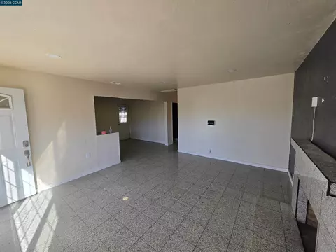Living - 107 Orange St, Vallejo, CA 94590 photo 2 of 3