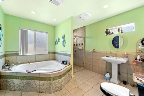 Bath - 357 White Dr, Hayward, CA 94544 photo 2 of 3