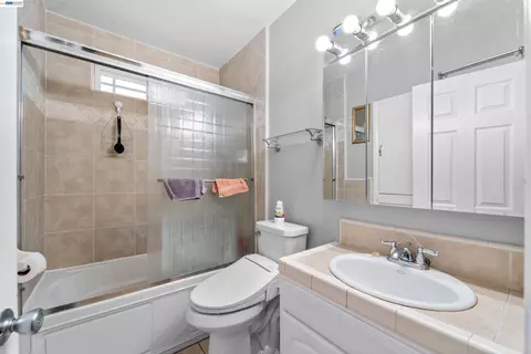Bath - 357 White Dr, Hayward, CA 94544 photo 1 of 3