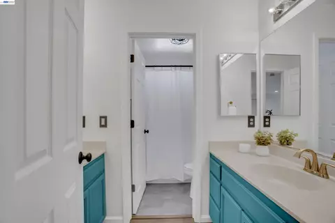 Bath - 757 Dody Dr, Manteca, CA 95337 photo 2 of 4