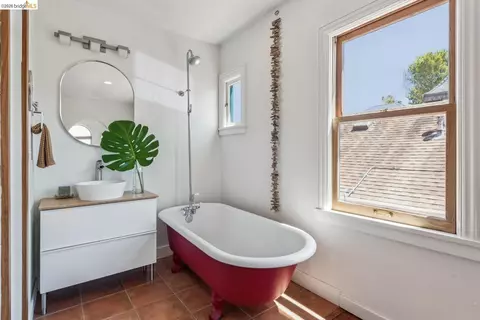 Bath - 2431 Mckinley Ave, Berkeley, CA 94703 photo 2 of 4