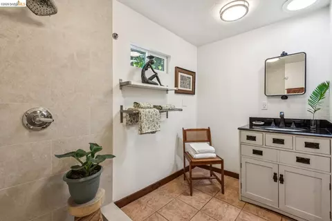 Bath - 2431 Mckinley Ave, Berkeley, CA 94703 photo 4 of 4