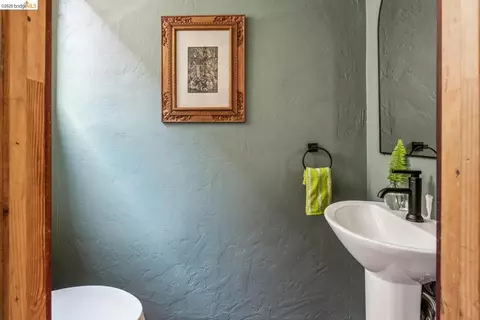 Bath - 2431 Mckinley Ave, Berkeley, CA 94703 photo 1 of 4