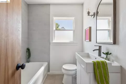 Bath - 2431 Mckinley Ave, Berkeley, CA 94703 photo 3 of 4