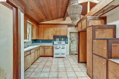 Kitchen - 2219 Derby St, Berkeley, CA 94705 photo 3 of 6