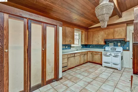 Kitchen - 2219 Derby St, Berkeley, CA 94705 photo 4 of 6