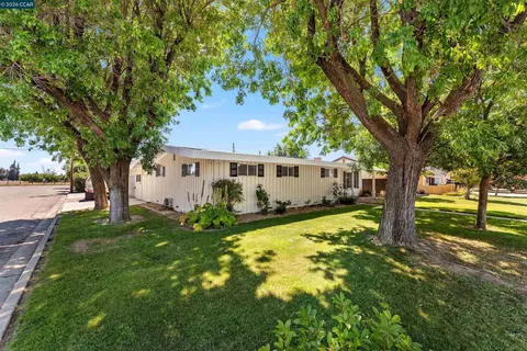 Exterior - 700 Real Ave, Newman, CA 95360 photo 3 of 11