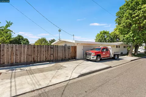 Exterior - 700 Real Ave, Newman, CA 95360 photo 4 of 11