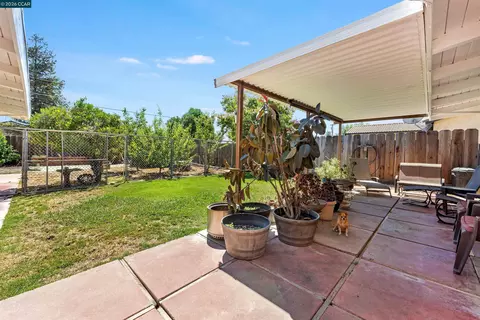 Exterior - 700 Real Ave, Newman, CA 95360 photo 5 of 11