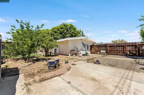 Exterior - 700 Real Ave, Newman, CA 95360 photo 9 of 11
