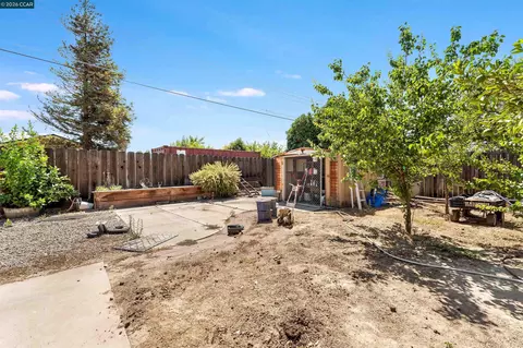 Exterior - 700 Real Ave, Newman, CA 95360 photo 7 of 11